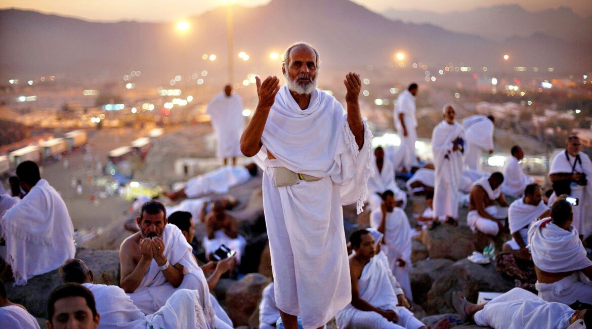 Muslim pilgrims praying during Umrah