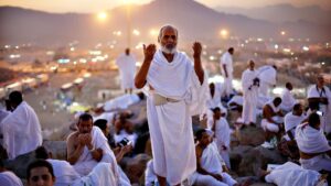 Muslim pilgrims praying during Umrah