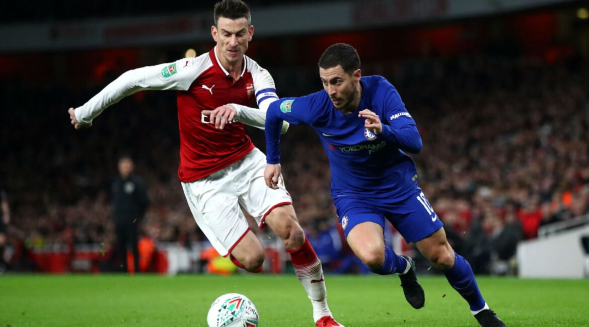 Players rushing for ball in Arsenal vs Chelsea football match