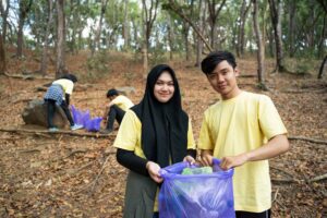 muslim couple smiling volunteer