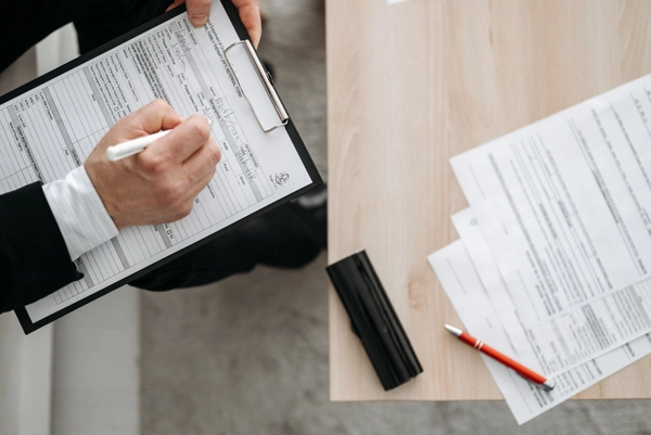 Lista de comprobación, lápiz, documentos y computador